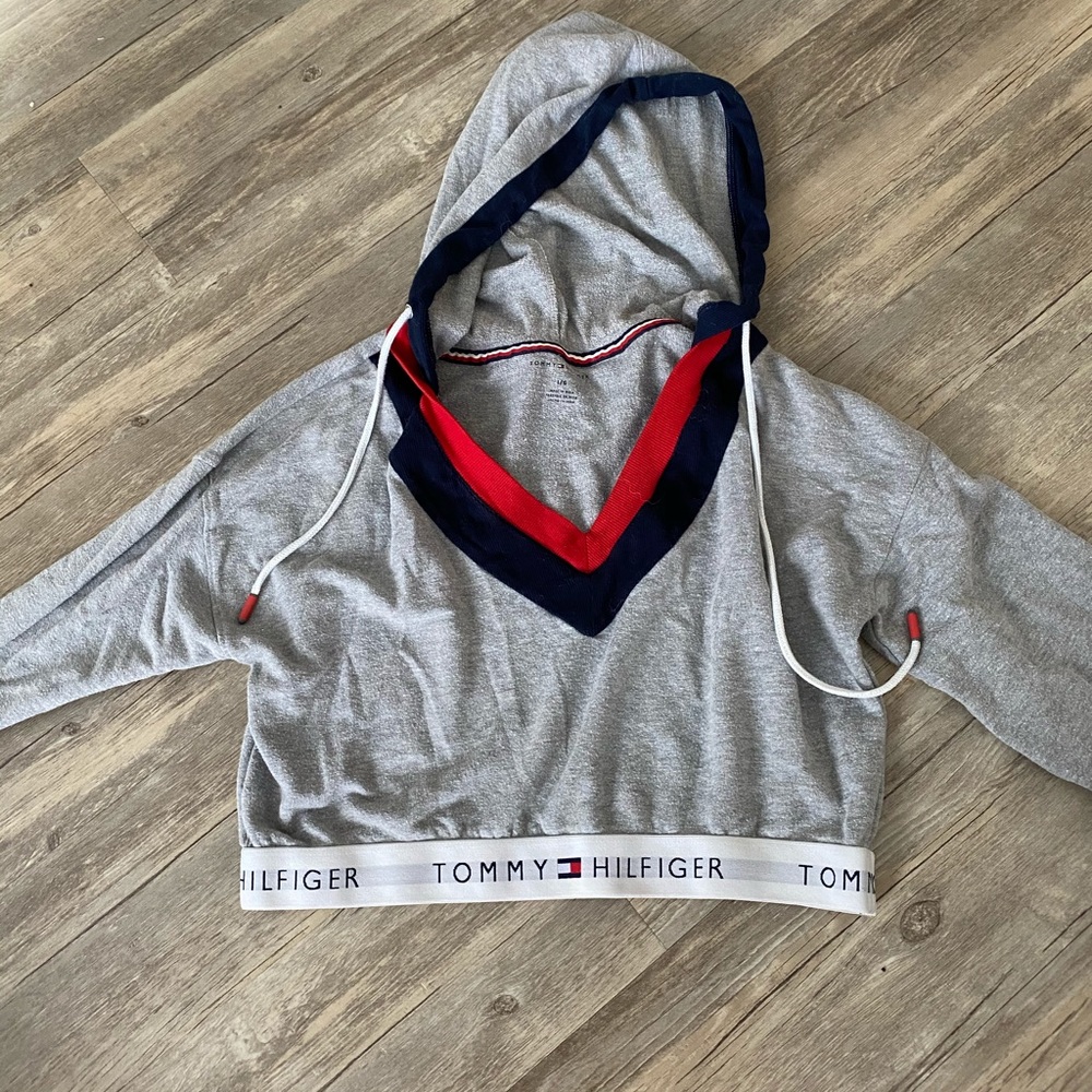 Cropped Tommy Hilfiger sweatshirt